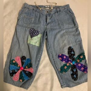 Vintage Up-Cycled Light Wash Women’s Capris Jeans with Patch Details